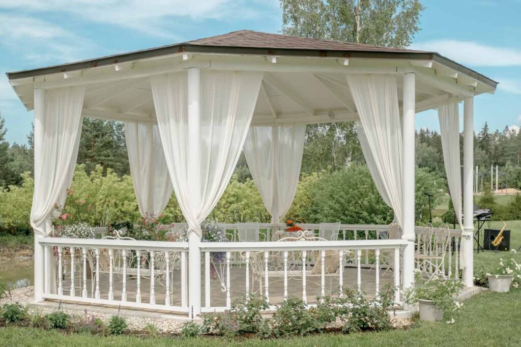 decorate gazebo with white drapes 